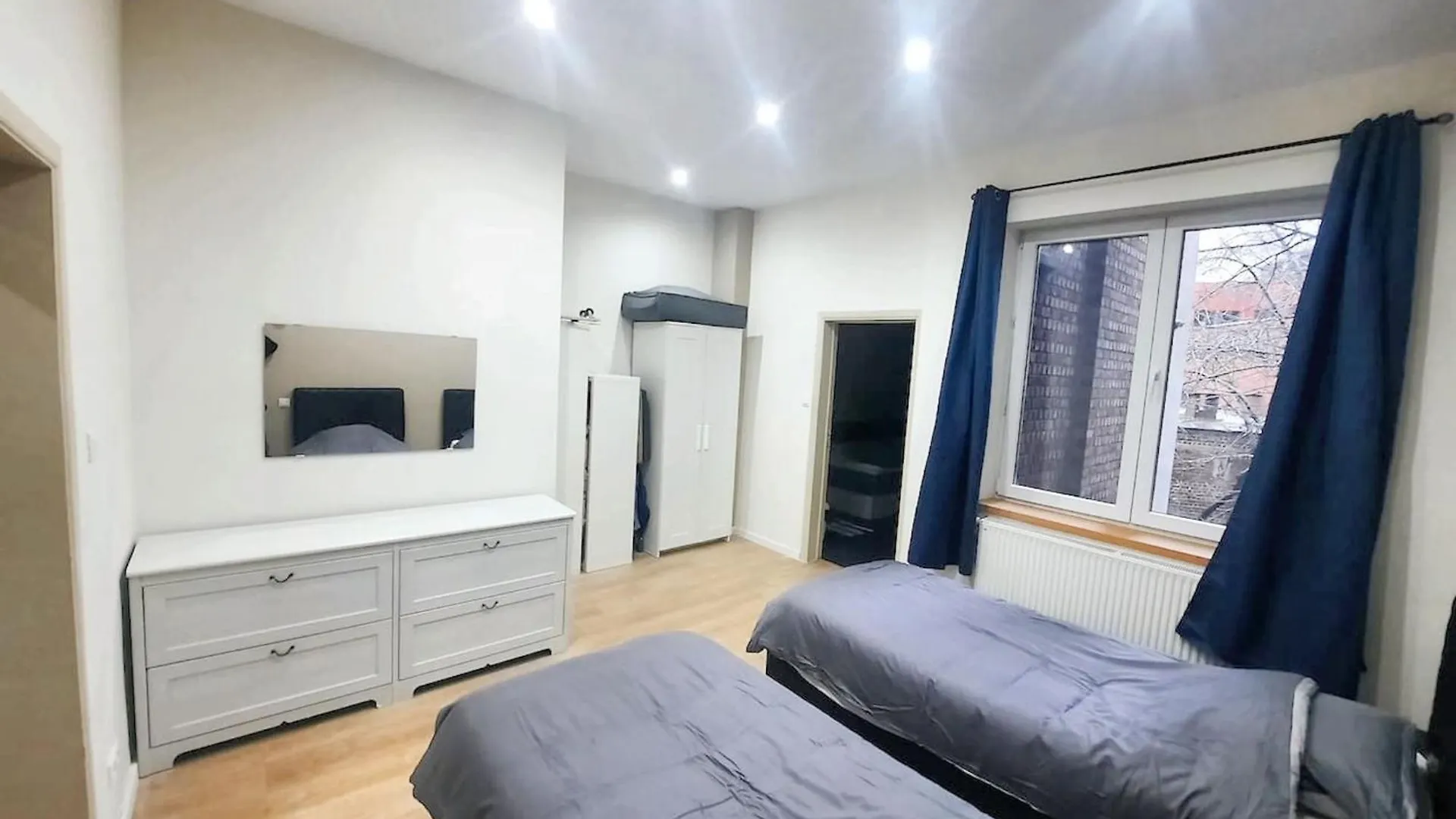 Modern Apartment In Molenbeek Saint Jean / 77 M² / Parking Брюссель